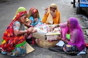 donne che vendono bracciali indiani a pushkar
