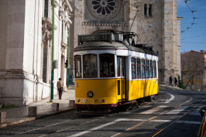 Tram 28 giallo a Lisbona