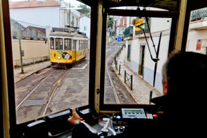 Interno del Tram 28 a Lisbona
