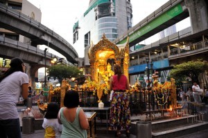 Preghiere all'Erawan Shrine, Bangkok