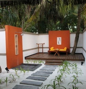 Giardino privato con doccia del nostro bungalow, Maldive