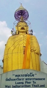 Buddha gigante al Wat Indra Viharn 1