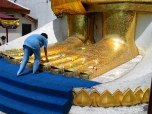 Piedi del Buddha gigante ak Wat Indra Viharn 2