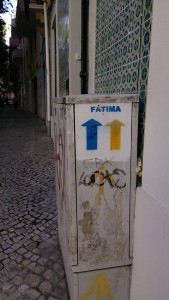 Indicazione freccia - Cammino Santiago portoghese