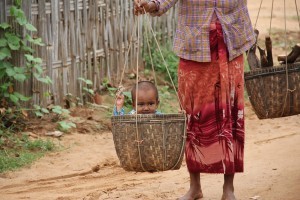 Bimbo nella cesta, Myanmar