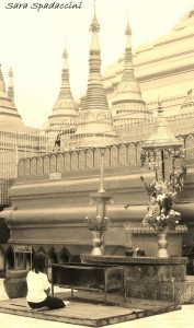 Preghiere al Shwemandaw Pagoda 2, Bago