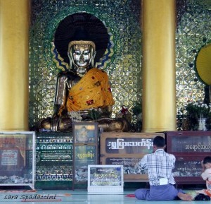 Preghiere al Shwemandaw Pagoda 3, Bago