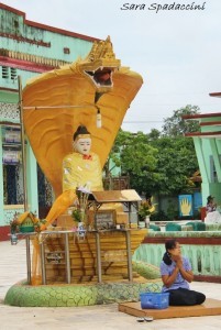 Preghiere al Shwemandaw Pagoda 4, Bago