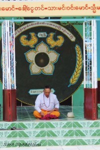Uomo in meditazione al Shwemandaw Pagoda 1, Bago