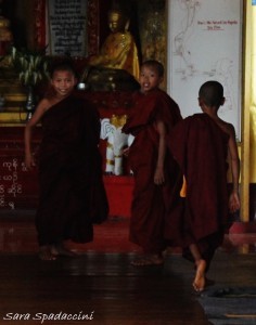 Piccoli monaci a Pindaya Caves 1, Myanmar