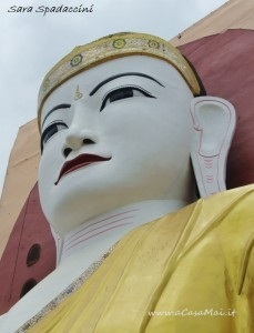 Uno dei quattro Buddha al Kyaik Pun Pagoda, Bago