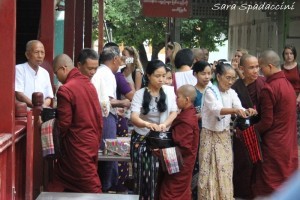 distribuzione-doni-al-monastero-mahagandayon-amarapura-birmania