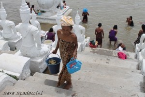 donne-lungo-il-fiume-a-mingun-myanmar