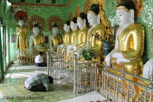 fedeli-in-preghiera-a-u-min-thonze-sagaing-birmania