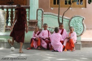 monaci-al-aung-myae-oo-free-monastic-education-school-2-sagaing-birmania
