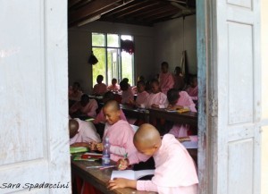 monaci-al-aung-myae-oo-free-monastic-education-school-7-sagaing-birmania