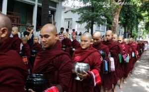 monaci-in-fila-per-il-pasto-al-monastero-mahagandayon-1-amarapura-birmania