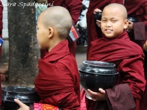 monaci-in-fila-per-il-pasto-al-monastero-mahagandayon-2-amarapura-birmania