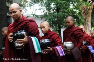 monaci-in-fila-per-il-pasto-al-monastero-mahagandayon-3-amarapura-birmania