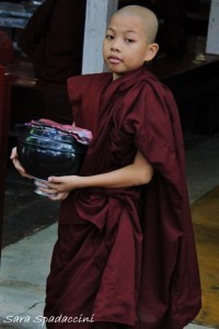 piccolo-monaco-a-fine-pranzo-al-monastero-mahagandayon-amarapura-birmania