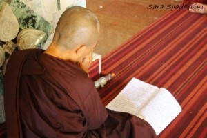 preghiere-di-un-monaco-a-mandalay-myanmar