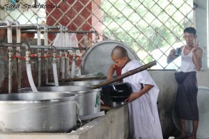 un-po-di-riso-in-piu-al-piccolo-monaco-del-monastero-mahagandayon-amarapura-birmania