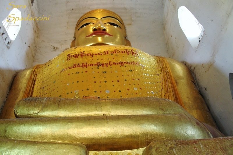 enorme-statua-di-buddha-dentro-il-manuha-temple-a-bagan-birmania