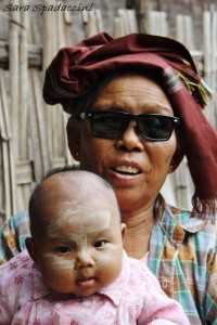 nonna-e-nipote-nel-villaggio-lungo-il-tragitto-monywa-pakokku-myanmar