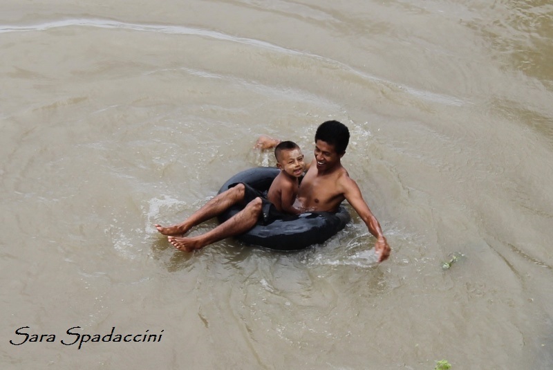 padre-e-figlio-lungo-il-fiume-a-bagan-birmania