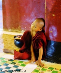piccolo-monaco-dentro-ananda-temple-a-bagan-birmania