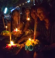 La festa dell’acqua in Thailandia: Loy Krathong ragazze al Loy Krathong