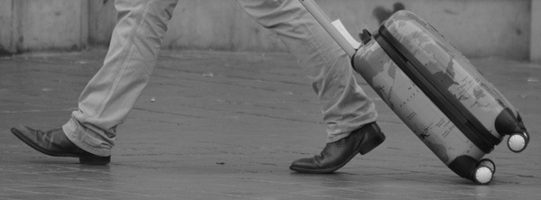 Il Decalogo del Viaggiatore Il viaggiatore con valigia