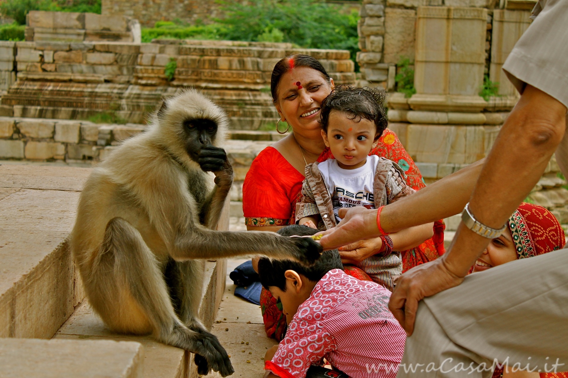 India: Udaipur – Chittorgarh – Pushkar famiglia di credenti a Chittorgarh