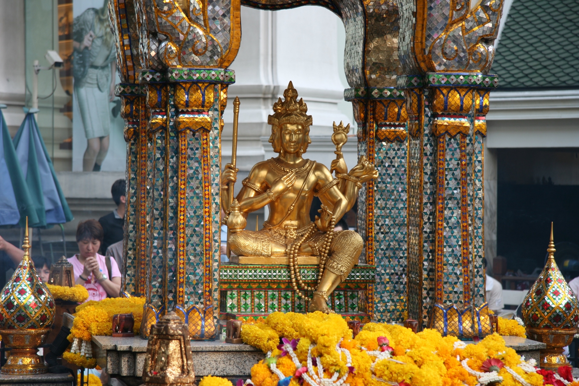 Il piccolo ma affollato Erawan Shrine a Bangkok Un primo piano della statua all'Erawan Shrine, Bangkok