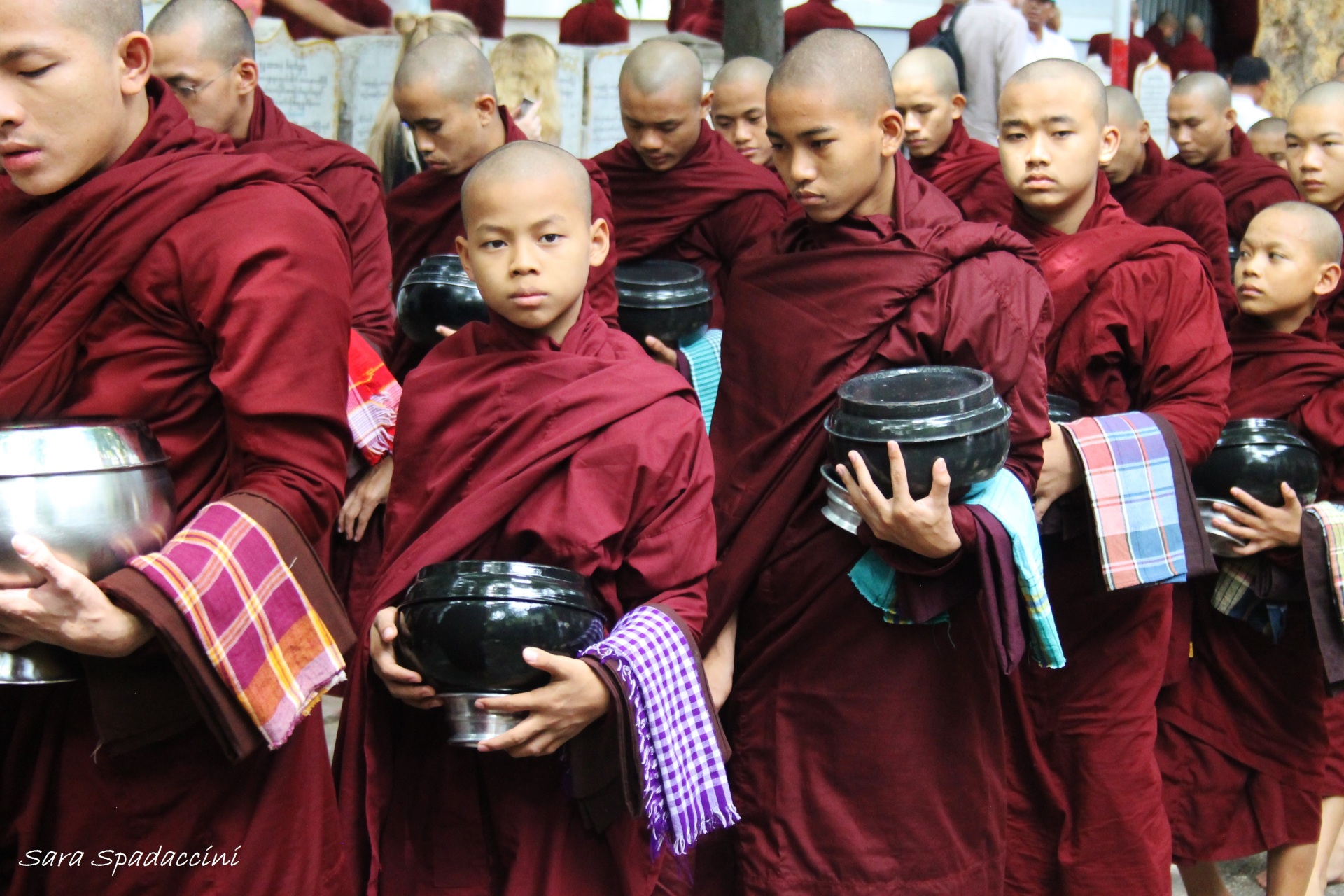 Ottavo giorno in Myanmar: ma quanti monaci!!! monaci-in-fila-per-il-pasto-al-monastero-mahagandayon-5-amarapura-birmania