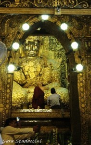 statua-del-buddha-a-mahamuni-paya-3-mandalay-myanmar