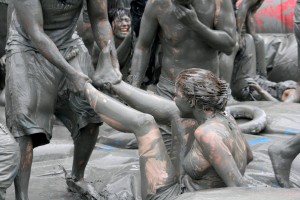 Rotolarsi e scivolare nel fango è cosa normale nell'enorme piscina del festival di Boryeong