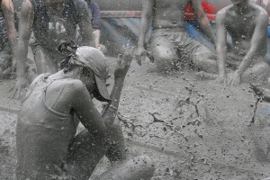 La lotta nel fango è una delle cose più assurde e divertenti durante il Mud Festival