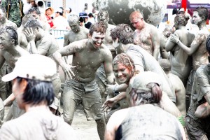 Nel Mud Festival esiste un solo imperativo: ricoprirsi di fango