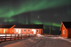 Aurora e case in Norvegia - © Fabio Santacaterina (@bohemien86 su instagram)