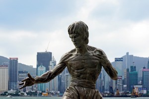 La statua di Bruce Lee è una delle molte cose da vedere passeggiando sulla Avenue of Stars