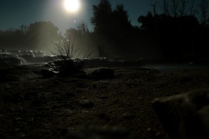 Farsi il bagno alle terme libere di Saturnia di notte