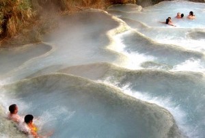 Bagnanti nelle terme a Saturnia