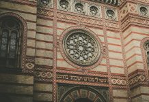 Il quartiere ebraico di Budapest: visitare il ghetto Erzsebetvaros La Sinagoga è il simbolo del quartiere ebraico di Budapest