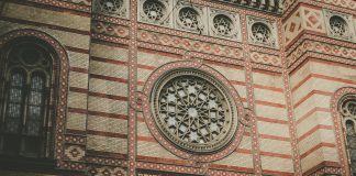 Il quartiere ebraico di Budapest: visitare il ghetto Erzsebetvaros La Sinagoga è il simbolo del quartiere ebraico di Budapest