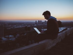 Lavorare in vacanza è più semplice sono gli accessori da viaggio per i gadget elettronici.