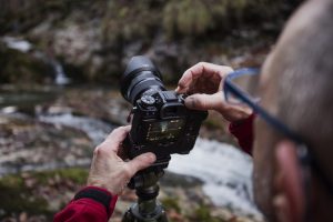 Tra gli accessori più utili per lavorare viaggiando ci sono le mirrorless