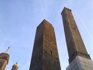 Le due torri di Bologna sono un monumento da visitare in città!